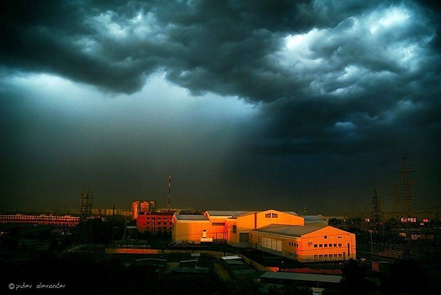 Москва, Тушино,пт, 1 июня, 5:30. Автор: Александр Путев москва,1 июня,гроза,тучи,небо,тушино, Александр Путев