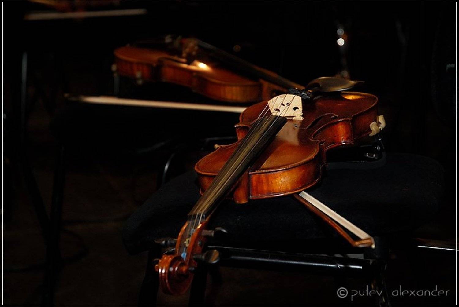 .....А мелодия осталась ветерком в листве..... Автор: Александр Путев скрипка,концерт,антракт,мелодия,скрипач, Александр Путев