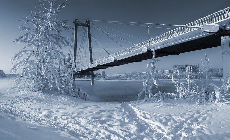 архитектура, белый, берег, большой, вантовый, вода, высокий, голубой, город, енисей, заснеженный, зима, красноярск, монохром, мороз, мост, панорама, парит, пейзаж, протока, река, сибирь, синий, снег, тропинки, холод, широкий Вантовый мостphoto preview