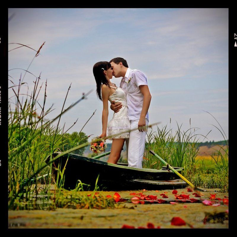 жених, невеста, озеро, камыши, лилии, лепестки, розы, лодка, весла, поцелуй, букет невесты, свадьба, зеленый, голубой, синий, красный, розовый You are my only onephoto preview