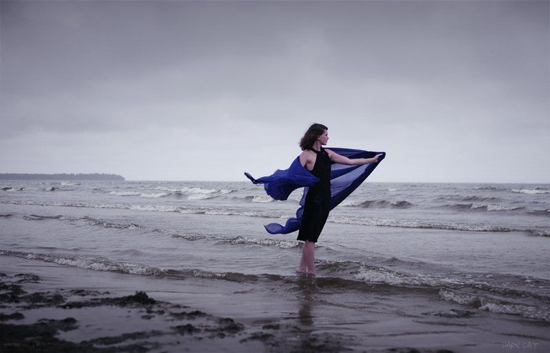 девушка, волна, залив, берег, ветер Дышать фото превью