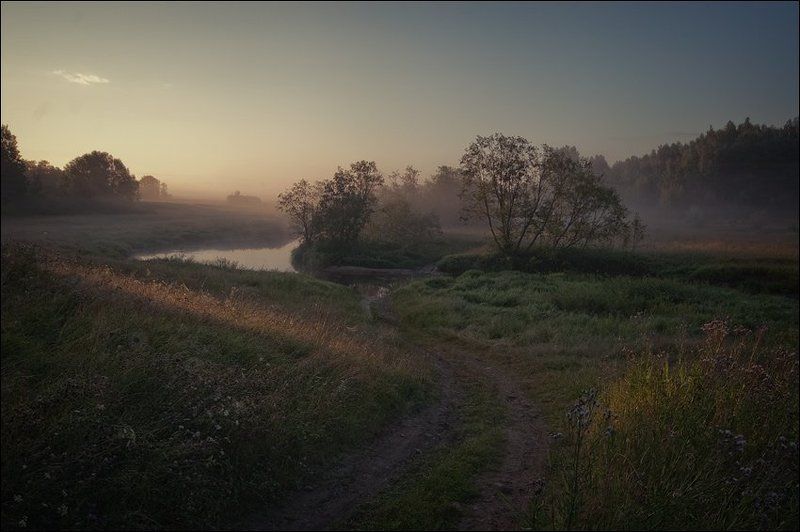 Цветная утренняя летняя картинка с видом сверху на речку за Кузнецово в первых лучах солнцаphoto preview