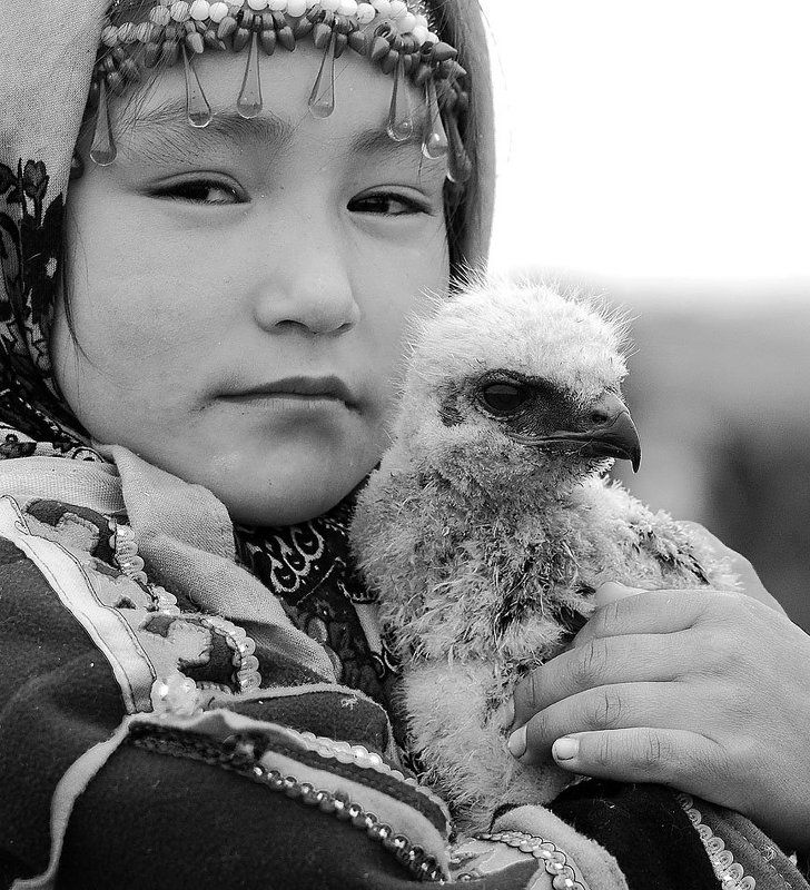 ненцы, север, жанр, портрет, ненецкая девочка с птенцом хищникаphoto preview