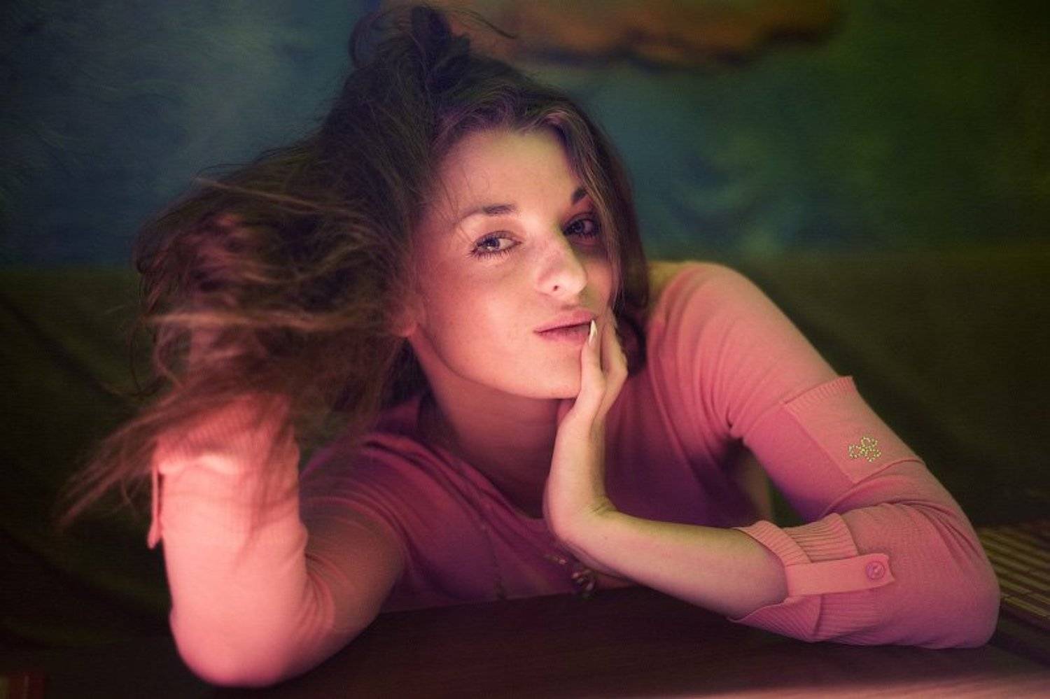 Напротив. Автор: Дмитрий Шамин девушка, женщина, портрет, взгляд, поза, улыбка, волосы, руки, маникюр, глаза, стол, ресторан, кафе, dyadyavasya, Дмитрий Шамин