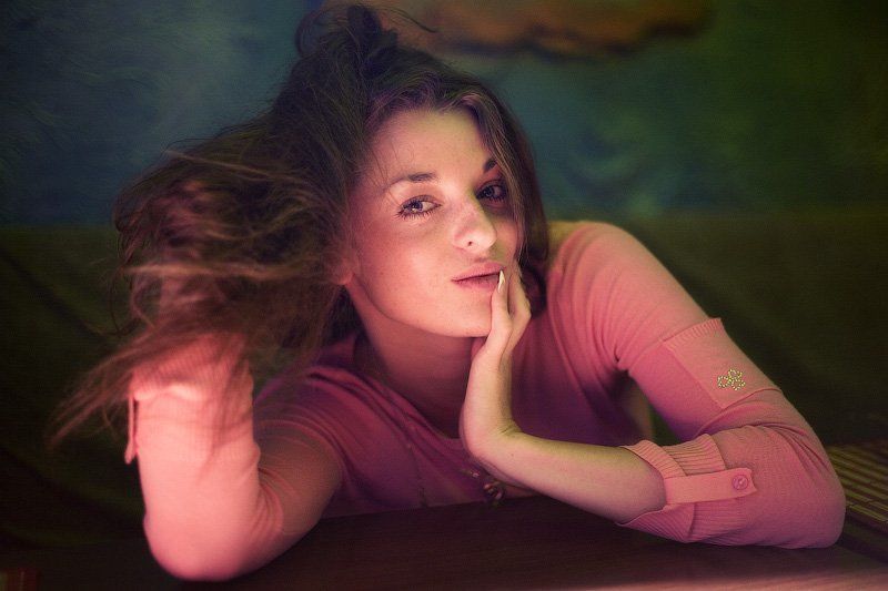 девушка, женщина, портрет, взгляд, поза, улыбка, волосы, руки, маникюр, глаза, стол, ресторан, кафе, dyadyavasya Напротивphoto preview