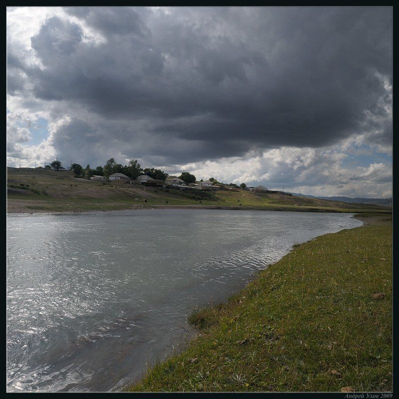 лето,долина,река,вода,поселок,берег,трава,непогода,тучи,буря,гроза Штормовое предупреждениеphoto preview