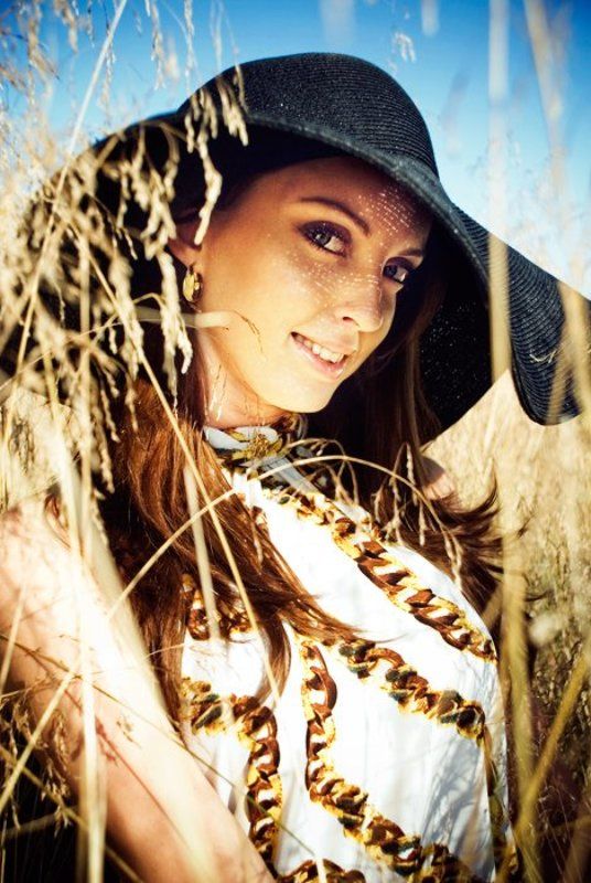 девушка, портрет, поле, лето, природа, колоски в шляпеphoto preview
