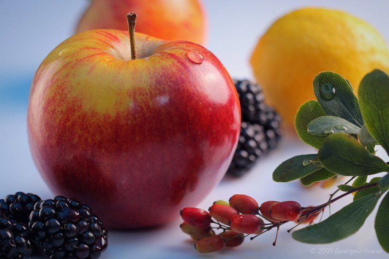 фрукты, яблоко, ежевика, барбарис, лимон ***photo preview