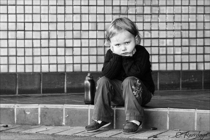 дети, чб, взгляд Маленькая, серьезная фото превью