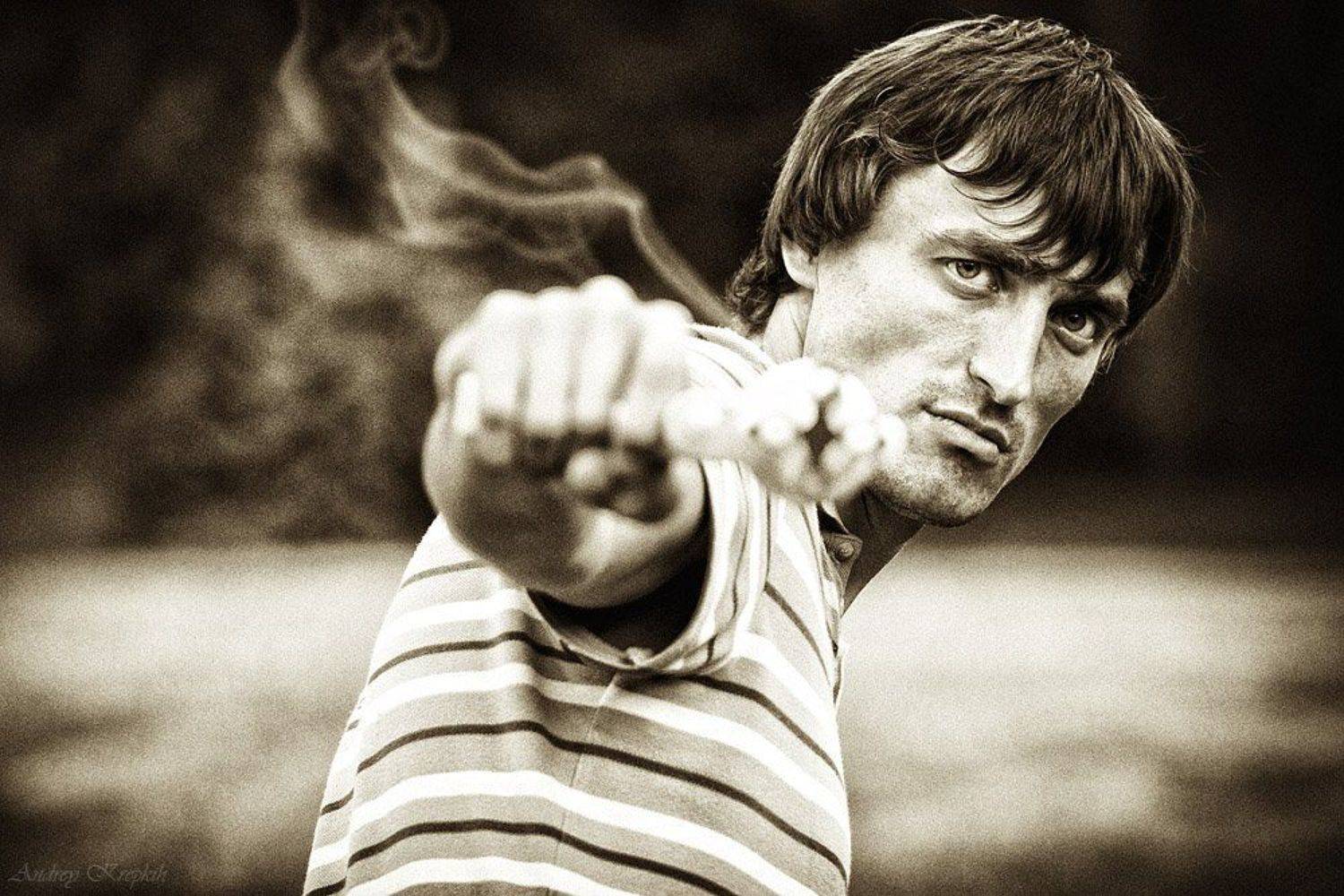 stand back. Автор: Андрей Крепких (Sound Wave) автопортрет, крепких андрей, певчее поле, мыльный пистолет, дым, чб, =), Андрей Крепких (Sound Wave)