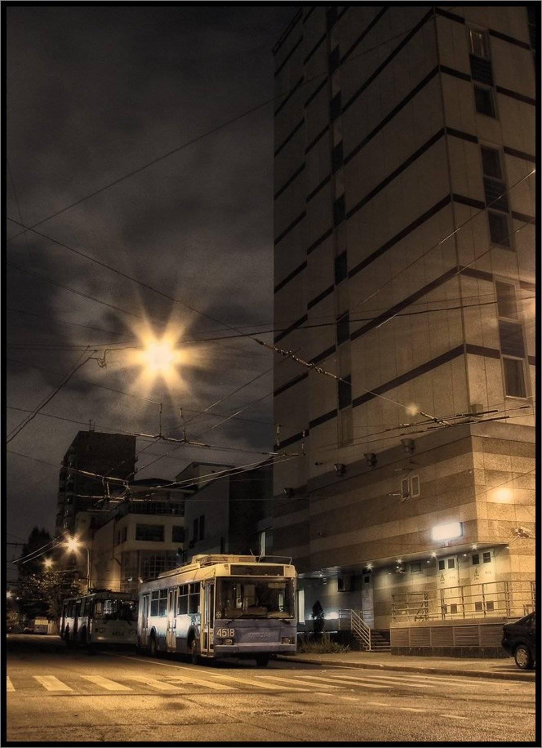 Ода московскому троллейбусу. Маленький троллейбус Большого Города.. Автор: Лунный Ежик , Лунный Ежик