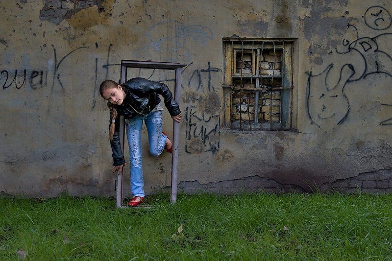 девушка,стена,окно,рама Проникновение...photo preview