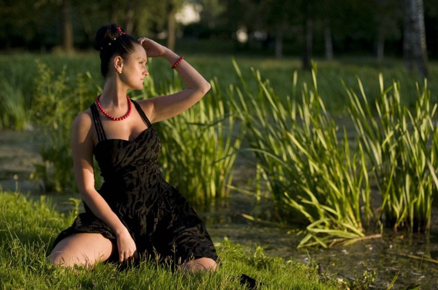 Уходящая страсть заката. Автор: Евгений Пугачев. закат,девушка,свет,тень,природа,зелень,зелень,, Евгений Пугачев.