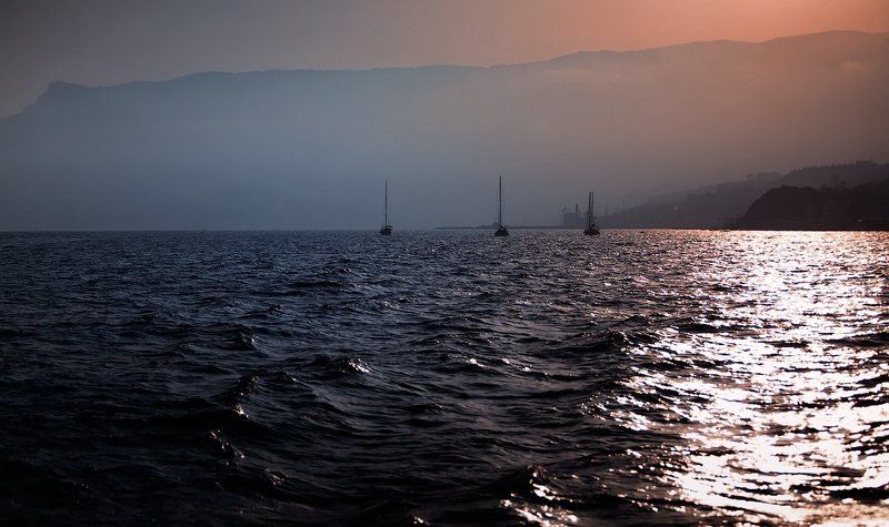 Море яхты берег закат волны К теплому берегу...photo preview