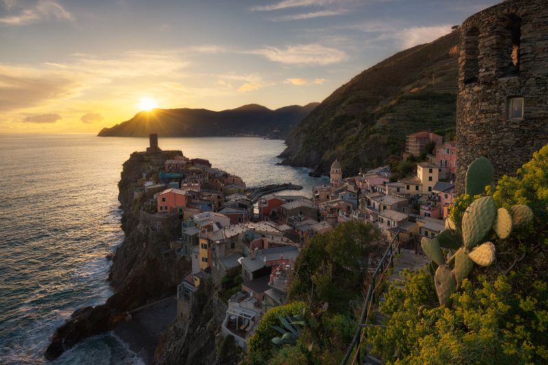 италия, вернацца, вернаца, рассвет, закат, море, город, башня, чинкве-терре, italy, italia, vernazza, dawn, sunrise, sunset, cinque terre, cinqueterre, tower Закат над Вернацей / Sunset over Vernazza фото превью
