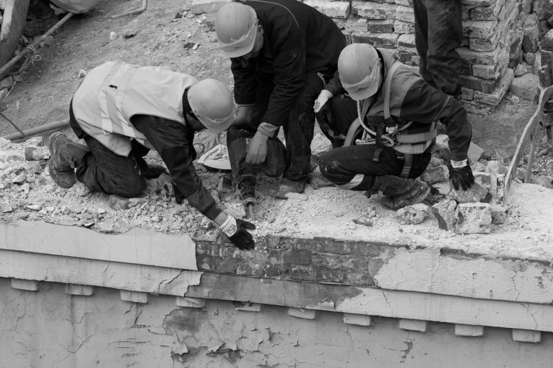 Реконструкция ГЭС2, стена, кладка, разборка, кирпичи, перфоратор, придержать рукой Аккуратно, но сильноphoto preview