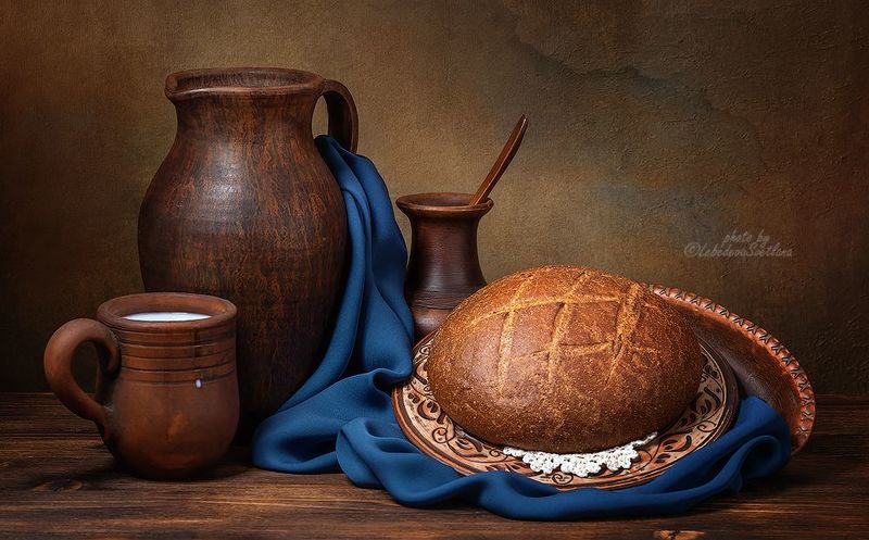 хлеб ,молоко С хлебом и молокомphoto preview