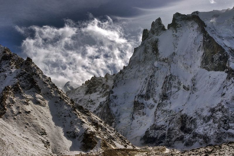 горы, кавказ, приэльбрусье, шхельда ...Шхельда белым-белаphoto preview