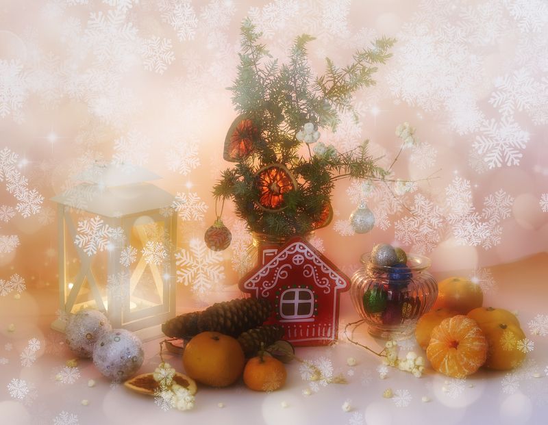 праздник,мандарины,ёлка,фонарь,шишки ***photo preview
