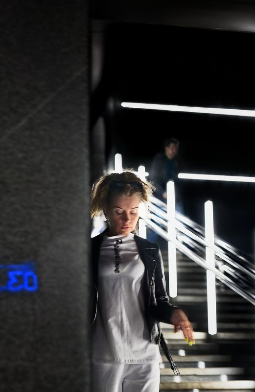 метро, уличный женский портрет, стрит фото, жанровый портрет, пассажиры в метро, девушка В Метро. Переходphoto preview