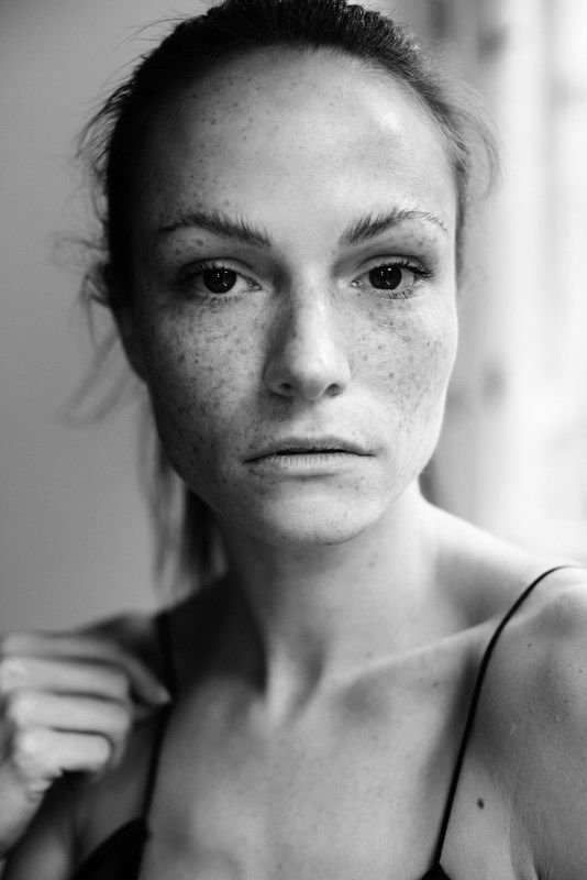 портрет, портретная фотография, женский портрет, естественный свет, фотосессия, чб, девушка, естественность, мобильная фотография, iphone 14 pro Jelenaphoto preview