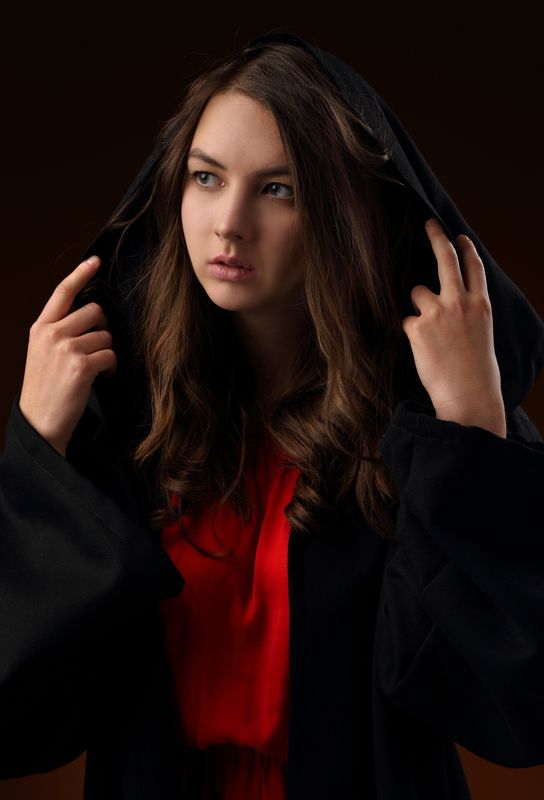 девушка, накидка, капюшон, одежда, актриса, стиль, молодая, красивая, загадочная, кино, мода, фэшн, взгляд, руки, история, прошлое Девушка в накидкеphoto preview