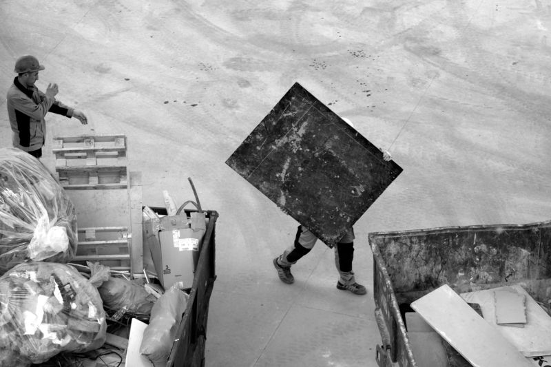 Реконструкция ГЭС2, мусор, черный квадрат, контейнер, отряхнуть руки Выбрасывание черного квадратаphoto preview