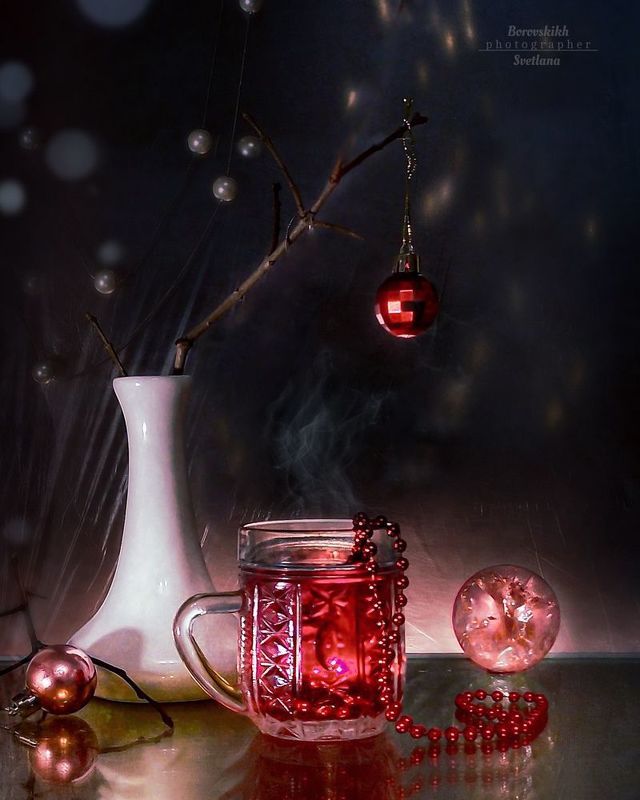 натюрморт, низкий ключ, dark photo, чай, красный, стекло, ваза, ёлочные игрушки, фото на телефон Новогодний чай. (Из серии \
