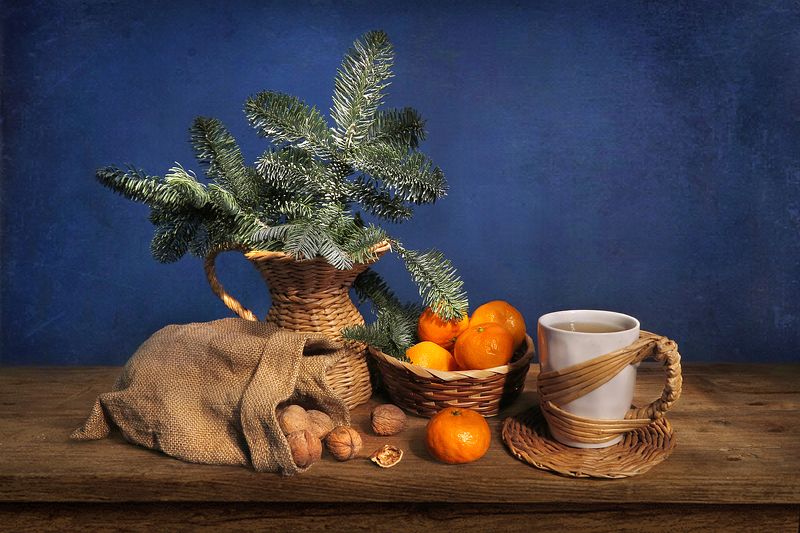 натюрморт,орехи,мандарины,елка,кружка,корзина С орехами и мандаринамиphoto preview