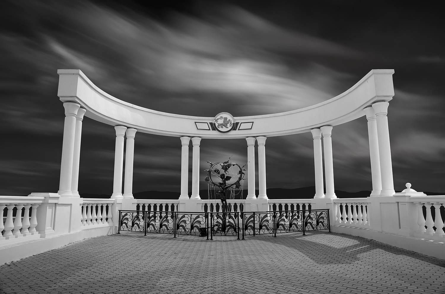 город, архитектура, пейзаж, чб, черно-белое, ротонда, колоннада, низкийключ, красноярск, Дмитрий Антипов