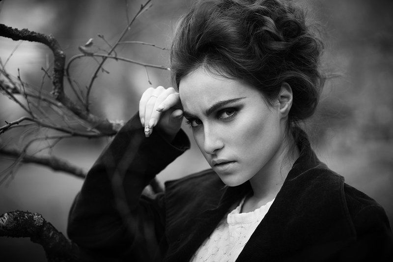 лейла, портрет, женский протрет, черно-белое фото, осень, эмоциональный портрет photo preview