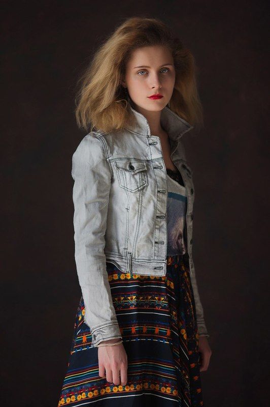 Девушка, студия, платье, джинсовка, свет, компоновка, образ, взгляд, портрет, фото, цифра Иринаphoto preview