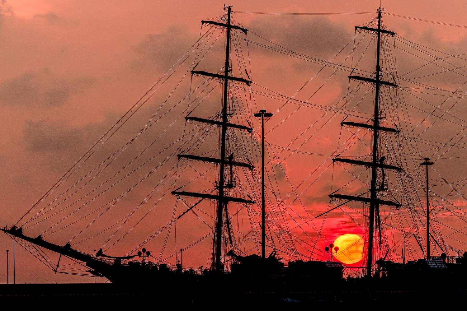 Подвезти?. Автор: Сергей Найбич #море #закат #солнце #природа #сочи #корабль #парусник, Сергей Найбич