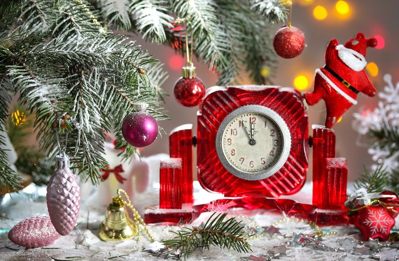 натюрморт часы, новый год, ель, игрушки Успей загадать желаниеphoto preview