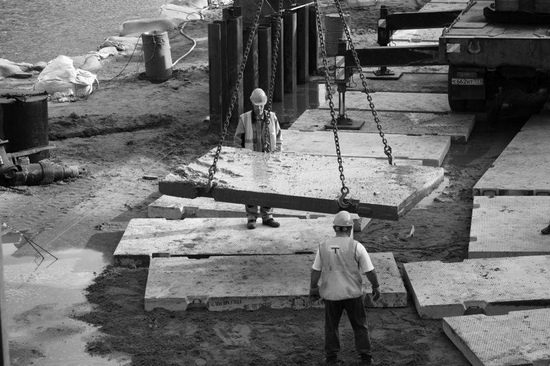 Реконструкция ГЭС2, дорожные плиты, строители, набережная Площадь опорыphoto preview