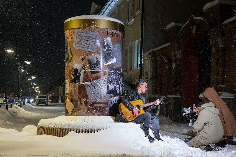 зима город улица музыкант Зимний вечер... фото превью