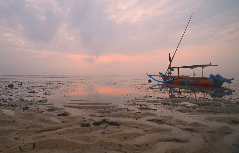dawn, sunrise, shore, sea, ocean, sky, horizon, boat, color, light, reflection, landscape, nature, morning, bright, jukung, low tide Low tide time фото превью