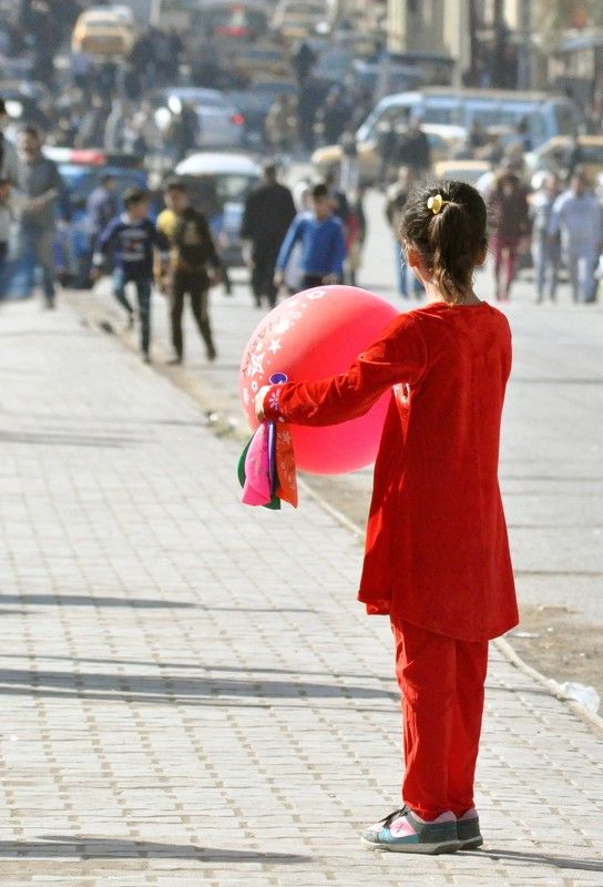 Time passes and I wait... who will buy the balloon... there is someone waiting for mephoto preview