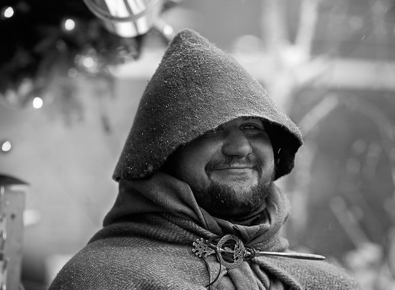 чб фото, уличный мужской портрет, жанровый портрет, зимний портрет Рождествоphoto preview