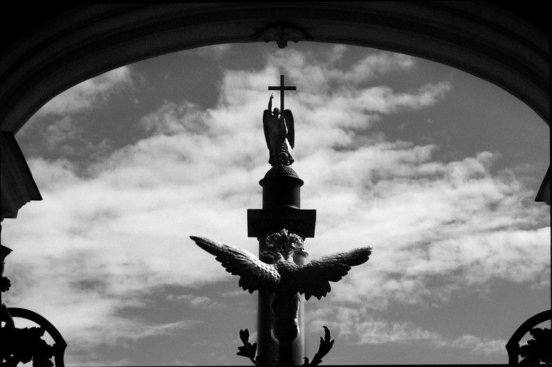 чб, черно белое, стрит фото, питер, санкт петербург, россия, ангел, дворцовая площадь Александрийский столпphoto preview