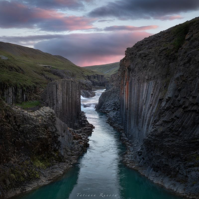 Закат в каньоне с базальтовыми колоннами. Студлагилphoto preview
