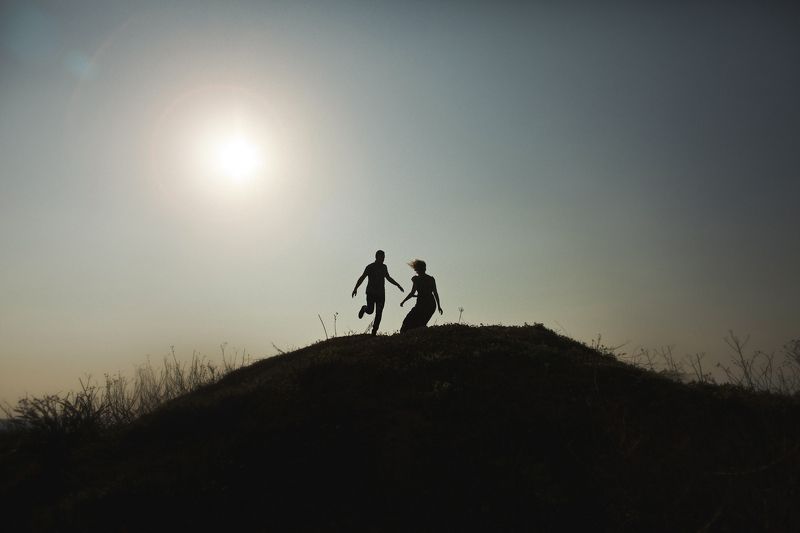 закат, силуэт, солнце, пара Пляшущие человечкиphoto preview