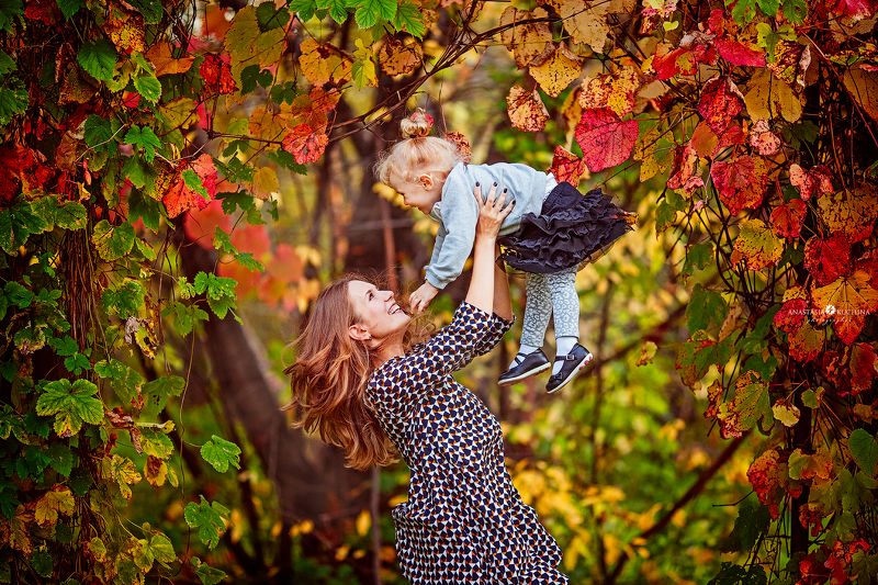 Осень, семья, игры, счастье, смех, листопад Играphoto preview