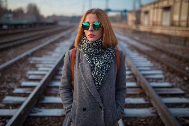 девушка, дорога, линии, композиции, пальто, свет, очки, композиция, линии, станция Алёнаphoto preview