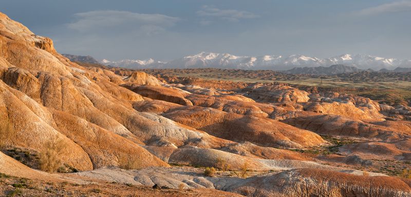 юго-восточный казахстан, северный тянь-шань, предгорья джунгарского алатау, тигровые горы, разноцветная глина, отложения Тигровые горыphoto preview
