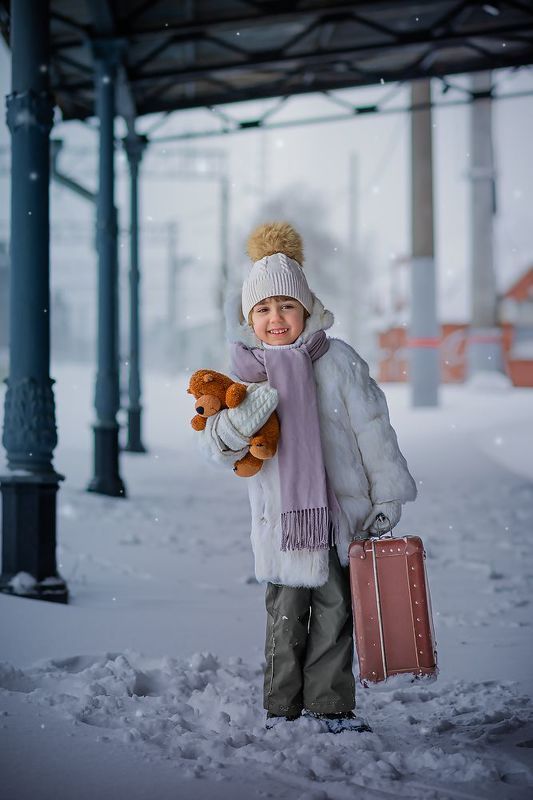 зима, дети, мальчик, ребенок, снег, шуба, игрушка, чемодан, дорога Маленький путешественникphoto preview