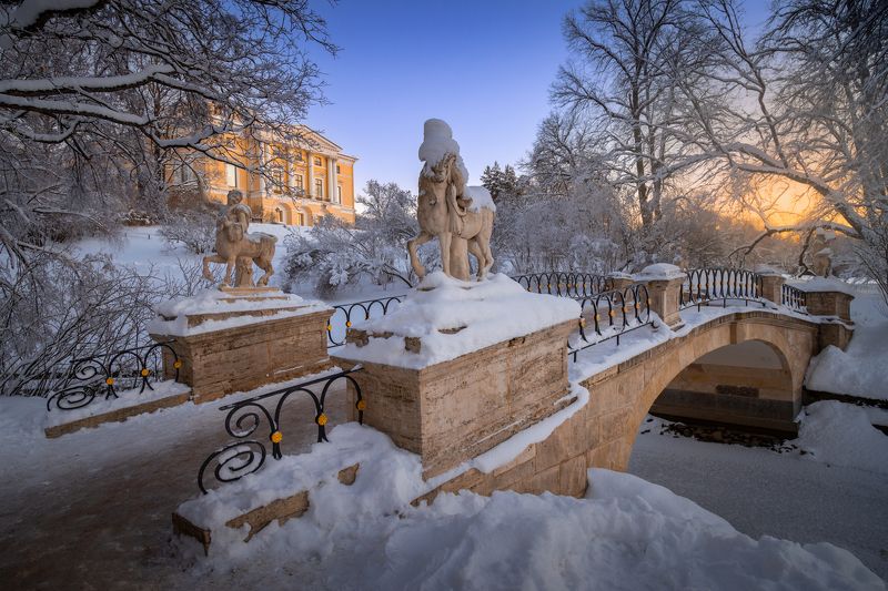 Мост с кентаврами в морозный вечерphoto preview