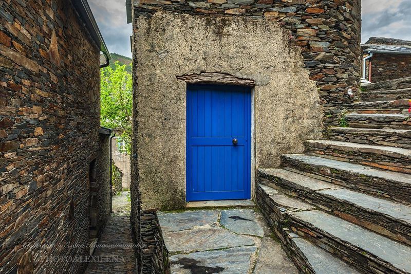 португалия, пиодан Синяя дверьphoto preview