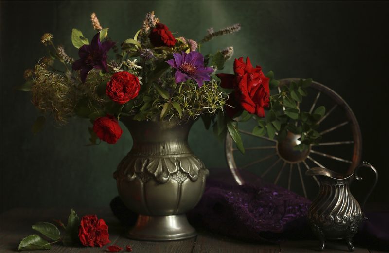 Розы клематисы ваза С красными розамиphoto preview