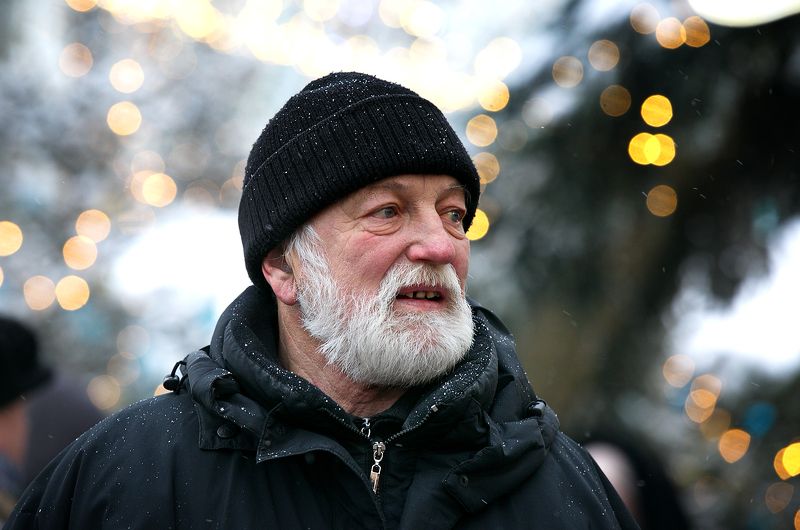 уличное фото, уличный мужской портрет, зима, рождество Рождественский городphoto preview